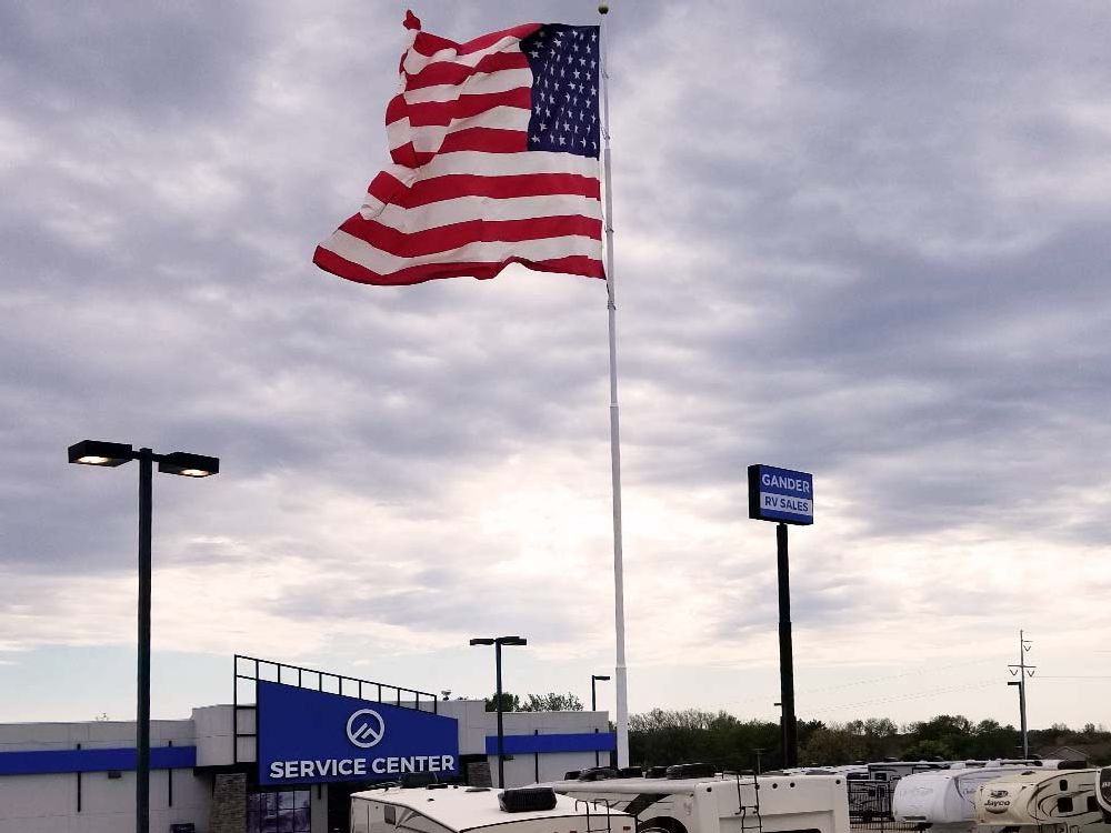 Gander RV - Pylon Sign - DeForest, WI